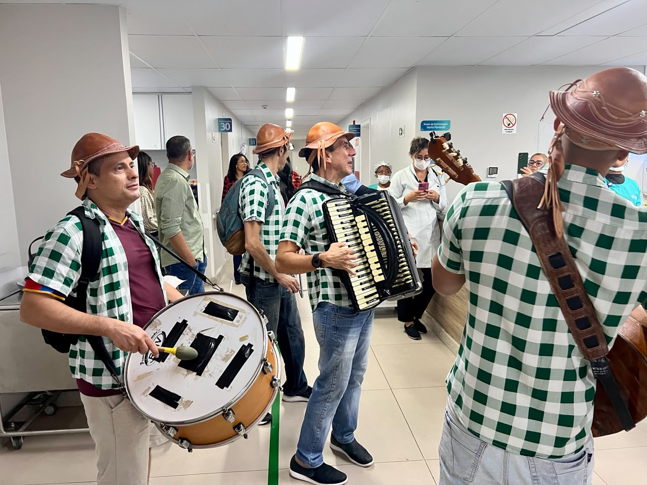 Forró itinerante leva clima junino a pacientes e colaboradores de hospital