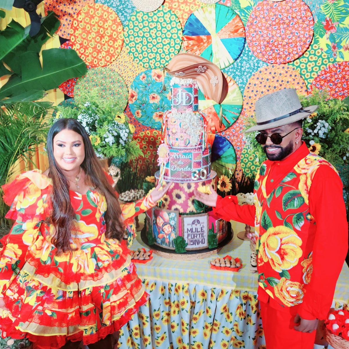 "Arraiá da Danda": Silvanno Salles fecha casa de shows para celebrar niver da esposa, Jéssica Dandara