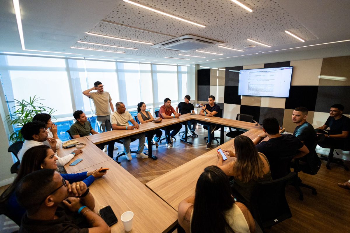 Treinamentos presenciais voltam a ganhar espaço nas empresas após excesso de reuniões online
