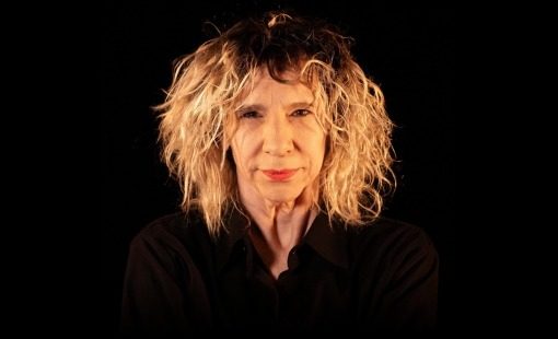 Denise Stoklos chega a Salvador com espetáculo inédito inspirado na obra de Dalton Trevisan