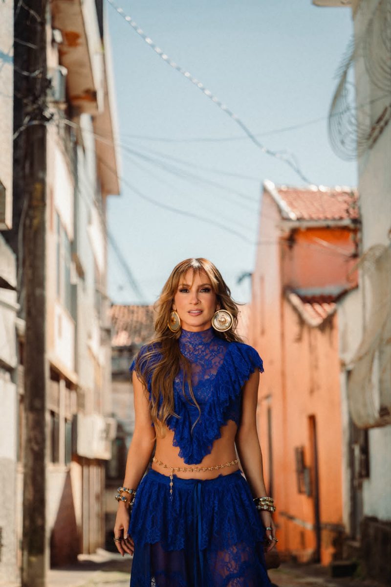 Claudia Leitte contracena com a filha em novo videoclipe