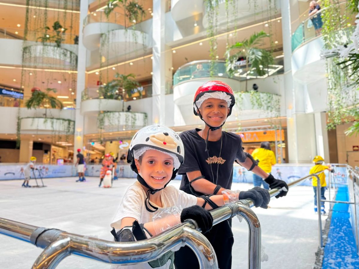 Pista de Gelo do Shopping Barra tem manhã especial com crianças atendidas pelo Hospital Martagão Gesteira