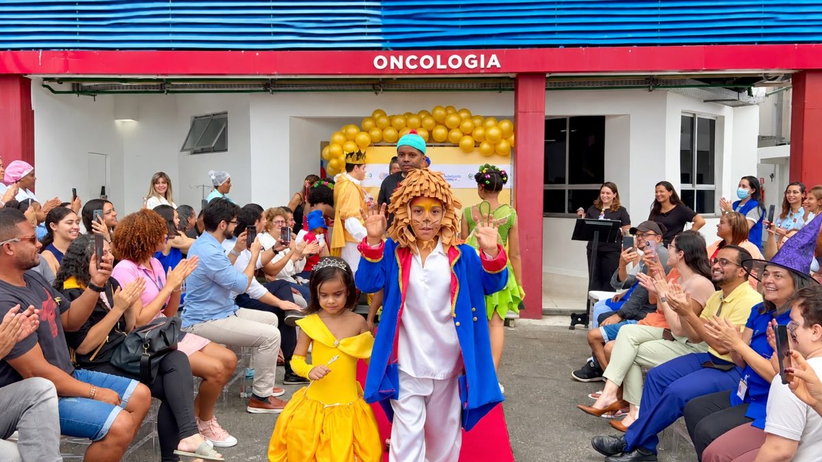 Pacientes em tratamento oncológico participam de desfile promovido pelo Martagão Gesteira