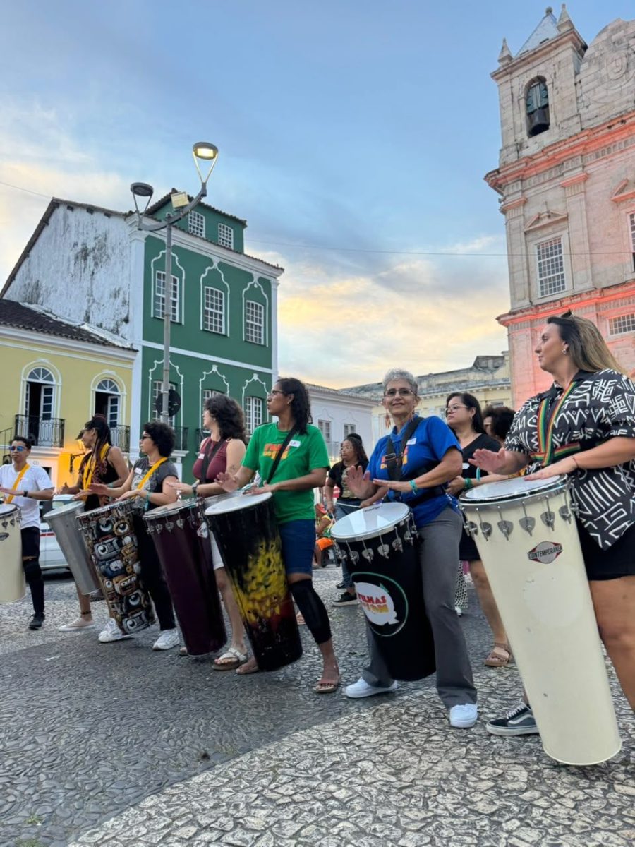Oficina de percussão com Rose Ratinha leva o Conexão das Artes às ruas do Pelourinho